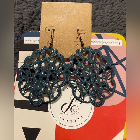 Plunder blue metal filagree style earrings. New comes in pouch - Picture 1 of 2
